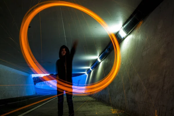 Lunga Esposizione Ragazzo Che Oscilla Bruciando Lana Acciaio — Foto Stock