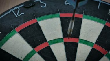 Üç dartlı dart tahtası 20 'lik alanda..