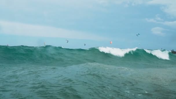 Gimbal Shot Einer Flagge Der Dominikanischen Republik Kommt Auf Die — Stockvideo