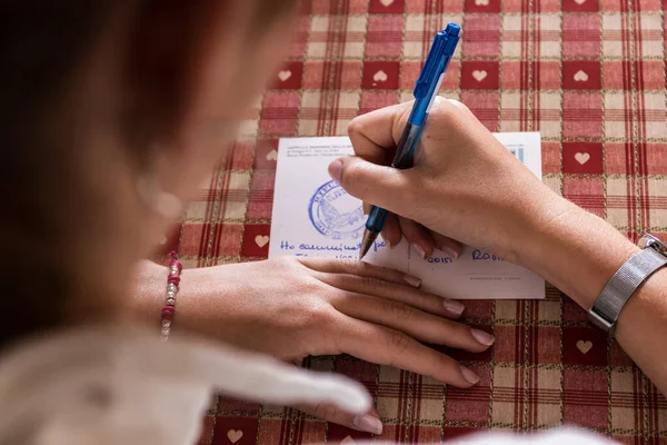 Ein Mädchen Schreibt Eine Postkarte Freunde Aus Dem Bergurlaub — Stockfoto