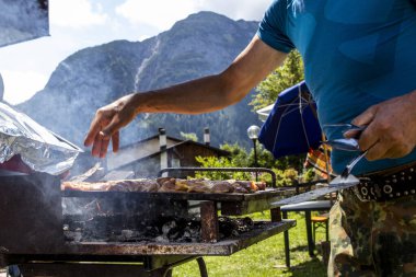 Dağlarda arkadaşlarla barbekü.