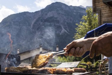 Dağlarda arkadaşlarla barbekü.