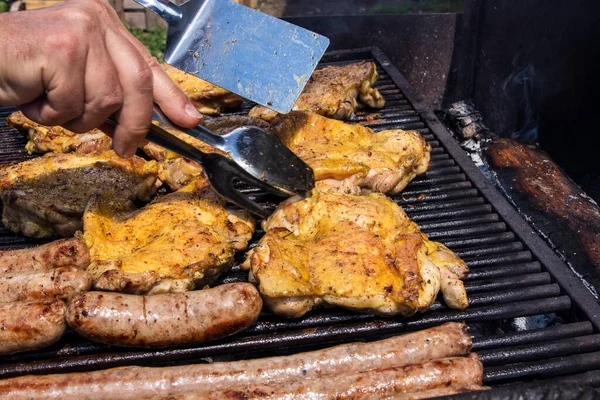 Churrasco Com Amigos Nas Montanhas — Fotografia de Stock