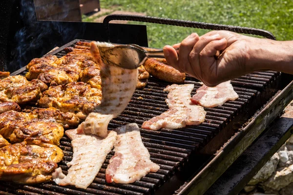 Grilli Ystävien Kanssa Vuorilla — kuvapankkivalokuva