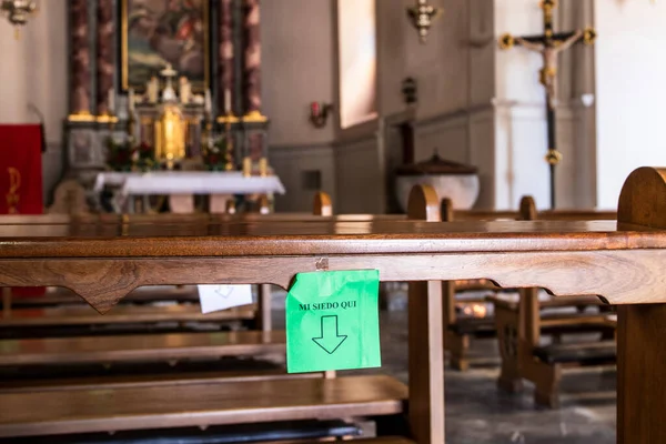 Burada Oturuyorum Koronavirüs Zamanında Kiliselerde Sosyal Mesafeler Telifsiz Stok Fotoğraflar