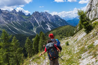 Bir baba ve oğlu dağ yolunda yürürler ve manzaraya hayran kalırlar..