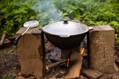 Kazanda pilav pişirmek, yürüyüş yapmak, yaz tatili.
