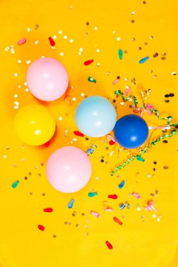 Üst kattan çok renkli konfeti topları ve pullar görünümü