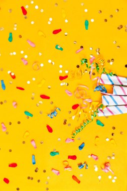 Üst kattan çok renkli konfeti topları ve pullar görünümü