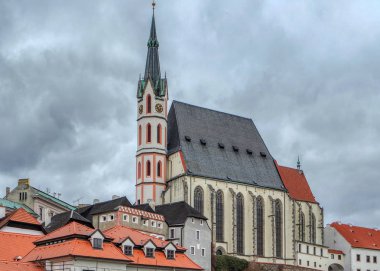 Görünümden Vltava üzerinde Saint Vitus Katolik Kilisesi Cesky Krumlov, Çek Cumhuriyeti için
