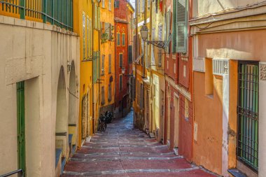 Mimarlık ve güzel, Cote d Azur, French riviera, Fransa eski kısmında dar sokak 