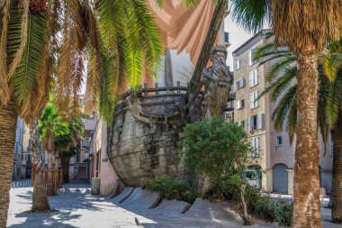 Toulon limanındaki Bateau Heykeli, Toulon, Riviera, Cote d 'Azur, Fransa