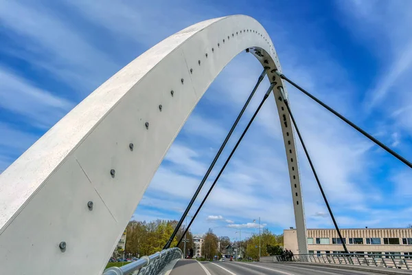 Modern Özgürlük Köprüsü nehir Emajogi Tartu, Estonya