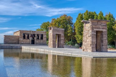 Antik Mısır Tapınağı Debod Parque del Oeste, Madrid, İspanya'nın gezi