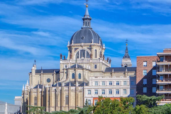 Catedral de la Almudena (Santa Maria la Real de La Almudena) en Madrid, España — Foto de Stock