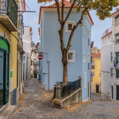 Alfama bölgesinde, Lizbon, Portekiz eski sokak