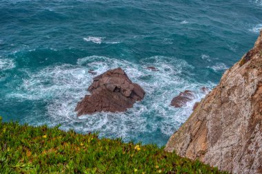 Atlantik Okyanusu dalgaları Cape Roca (Cabo da Roca), Portekiz taşlara vurmak