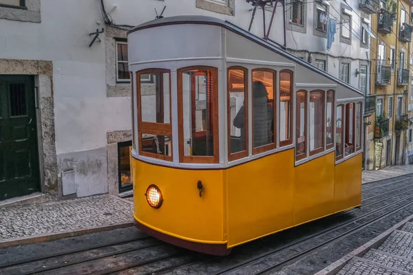 Bica фунікулер (Ascensor de Bica), ретро жовтий трамвай у Лісабоні, Португалія — стокове фото