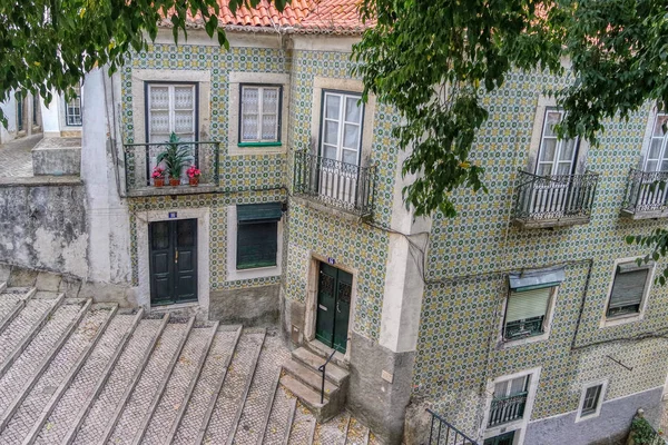 Azulejo nas ruas do bairro de Alfama, Lisboa, Portugal — Fotografia de Stock