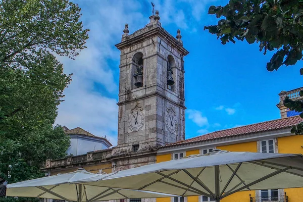 Часы и колокольня в центре Синтры, Португалия — стоковое фото