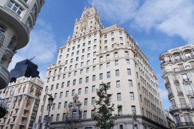 Telefonica binasında (Edificio Telefonica) Gran Via Madrid, İspanya'da sokak