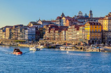 Eski Porto ve Vila Nova de Gaia, Portekiz Douro nehirden üzerinden Ribeira