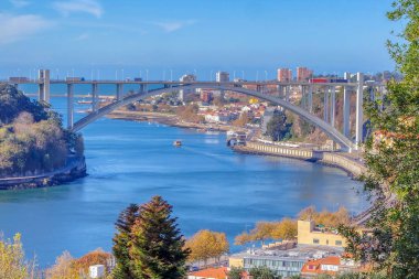 Arrabida bridge (Ponte da Arrabida) nehrin Douro