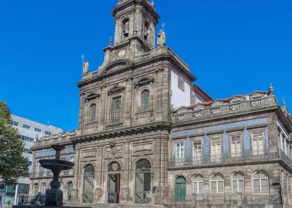 La Santa Trinidad Iglesia Católica en Praca da Trindade detrás del Ayuntamiento de Oporto, Portugal — Foto de Stock