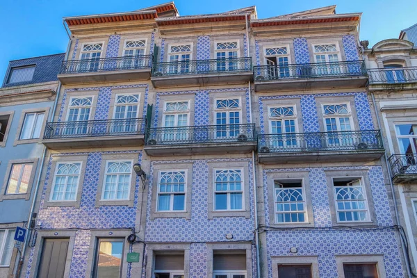 A fachada do edifício está coberta de azulejos no Porto, Portugal — Fotografia de Stock