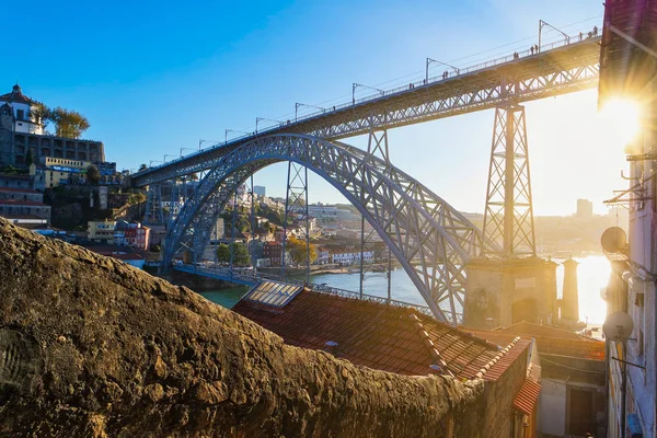 Blick auf Brücke von dom luis i über den Douro-Fluss verbunden Städte porto und vila nova de gaia, portugal — Stockfoto