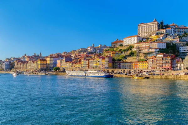 Фабрегас вид на Старый город Порту на реке Доуру, Португалия — стоковое фото