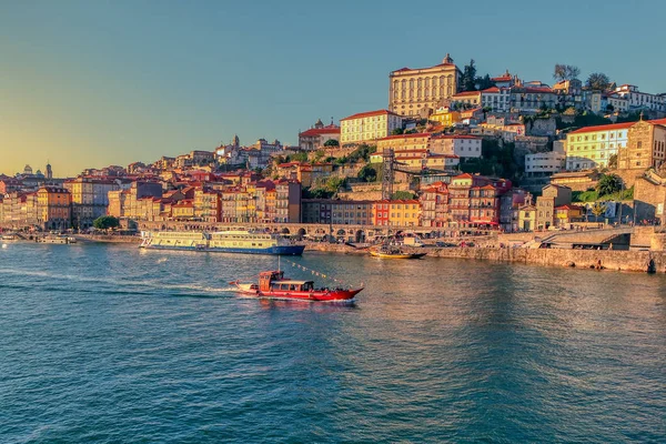 Vista de Oporto y barco sobre el río Duero, Portugal — Foto de Stock