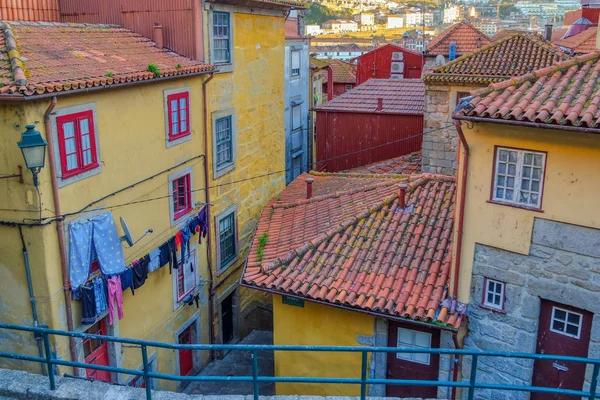 Edificios coloridos tradicionales y fachadas en el centro histórico de Oporto — Foto de Stock
