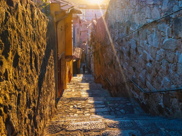 Старий вузькі вулиці з сходи в сонячний день, порту, Португалія — стокове фото