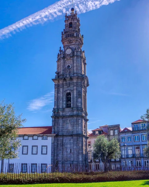 Колокольня церкви Клеригос (Torre dos Clerigos) в Порту, Португалия — стоковое фото