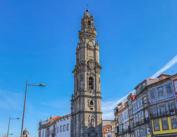 Clerigos kyrktornet tornet (Torre dos Clerigos) i Porto, Portugal — Stockfoto