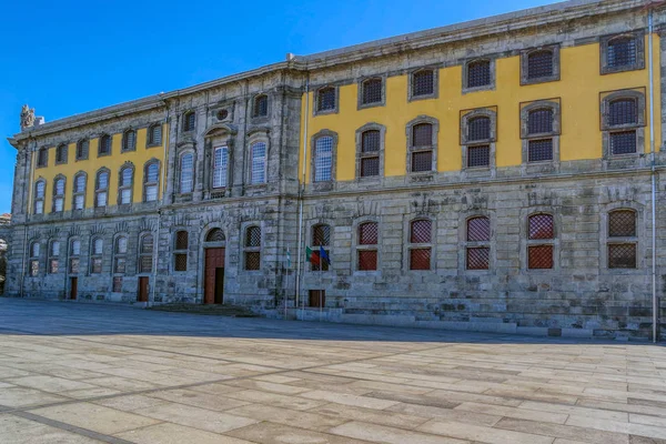Fachada del Centro Portugués de Fotografía en la plaza llamada Mártires de la Patria, Oporto, Portugal — Foto de Stock