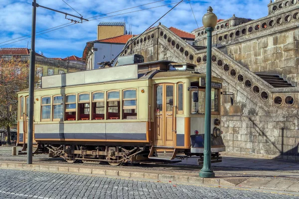 Velho eléctrico histórico de rua no Porto, Portugal — Fotografia de Stock