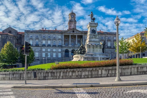 Palacio da Bolsa (Stock Exchange paleis) en Infante Dom Henrique standbeeld in Porto, Portugal — Stockfoto