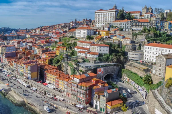 Старый город Рибейра набережная вид с красочными домами в историческом центре Порту, Португалия — стоковое фото