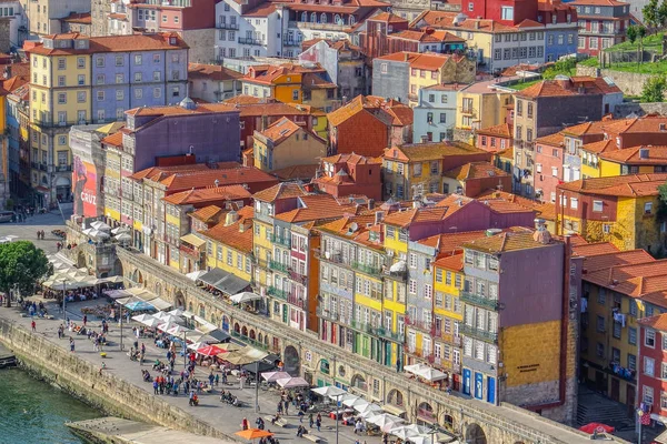 Красочные дома в районе Рибейра, Порту, Португалия — стоковое фото