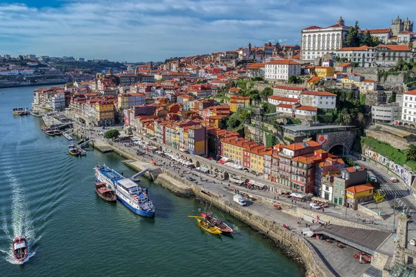 Вид на город Порту и Рибейру через реку Доуро из Вила-Нова-де-Гайя, Португалия — стоковое фото