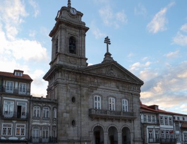 Basilica Sao Pedro at The Square Largo do Toural içinde Guimaraes, Portekiz 