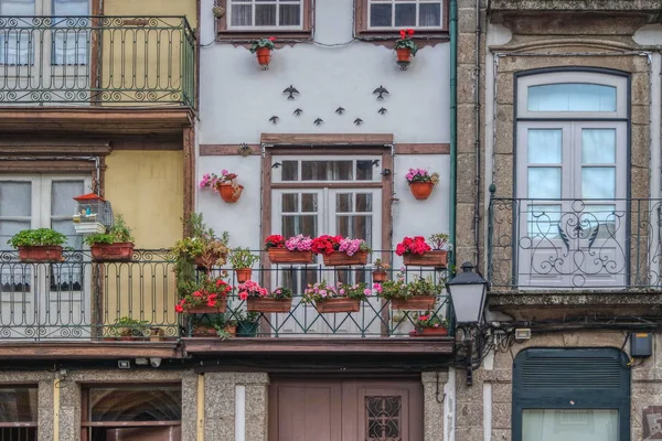Середньовічні будівлі в районі Сантьяго в Ґімарааес, Португалія — стокове фото