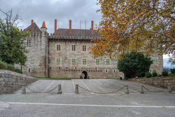 Palacio de los Duques de Braganza en Guimaraes, Portugal — Foto de Stock