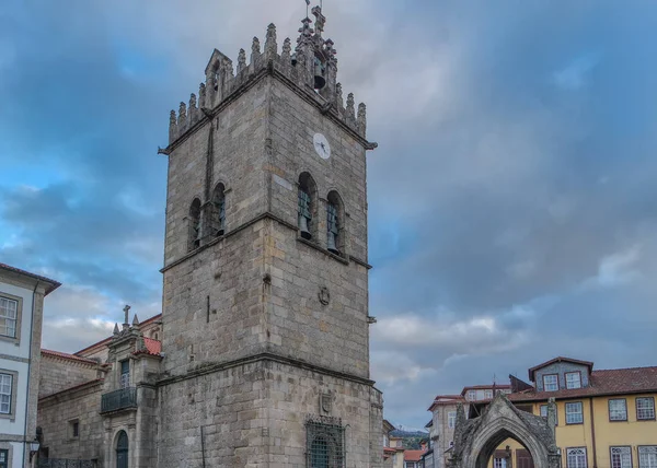 Igreja de Nossa Senhora da Oliveira på Oliveira-torget, Guimaraes, Portugal — Stockfoto