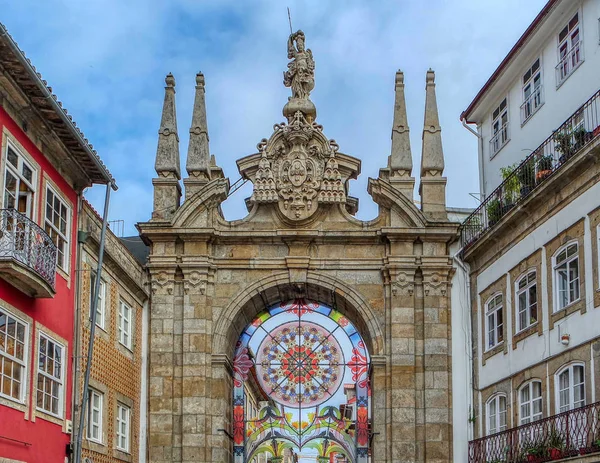 Arco da Porta Nova (New City Gate) в Браге, Португалия — стоковое фото