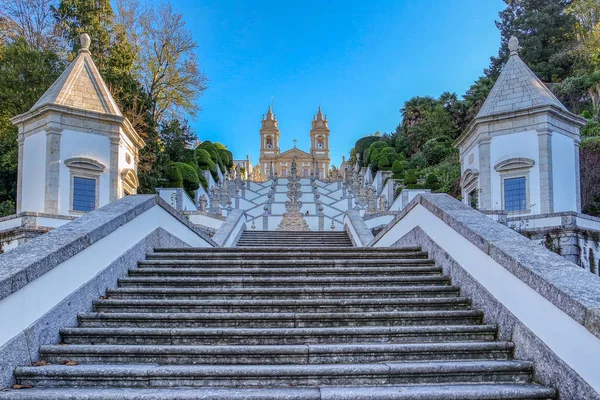 Escaleras que conducen al Santuario de Bom Jesus Do Monte en Tenoes, Braga, Portugal — Foto de Stock