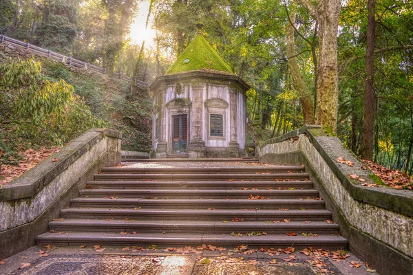 Capilla junto a las escaleras que conduce al Santuario de Bom Jesus Do Monte, Braga, Portugal — Foto de Stock