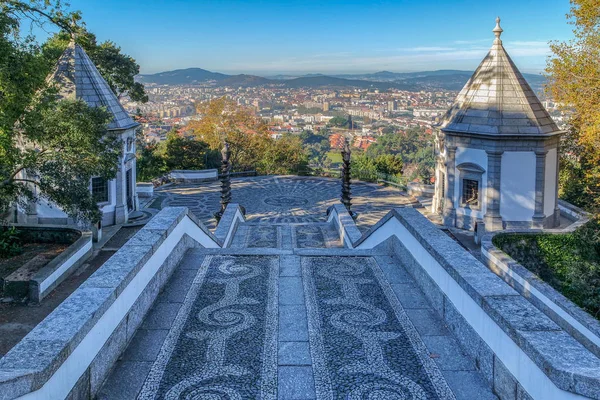 Aziz heykelleri ile merdiven kilise bom ISA yapmak monte Braga, Portekiz yol